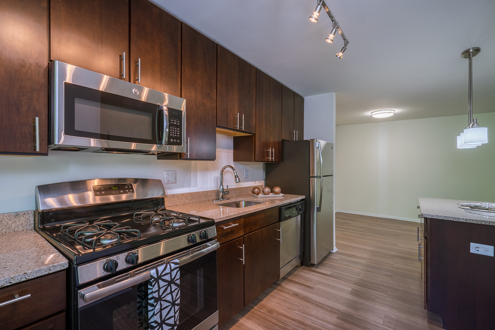Hillwood Premium Renovated Apartment with Stainless Steel Appliances and Hardwood Flooring Hillwood Premium Renovated Apartment with Stainless Steel Appliances and Hardwood Flooring